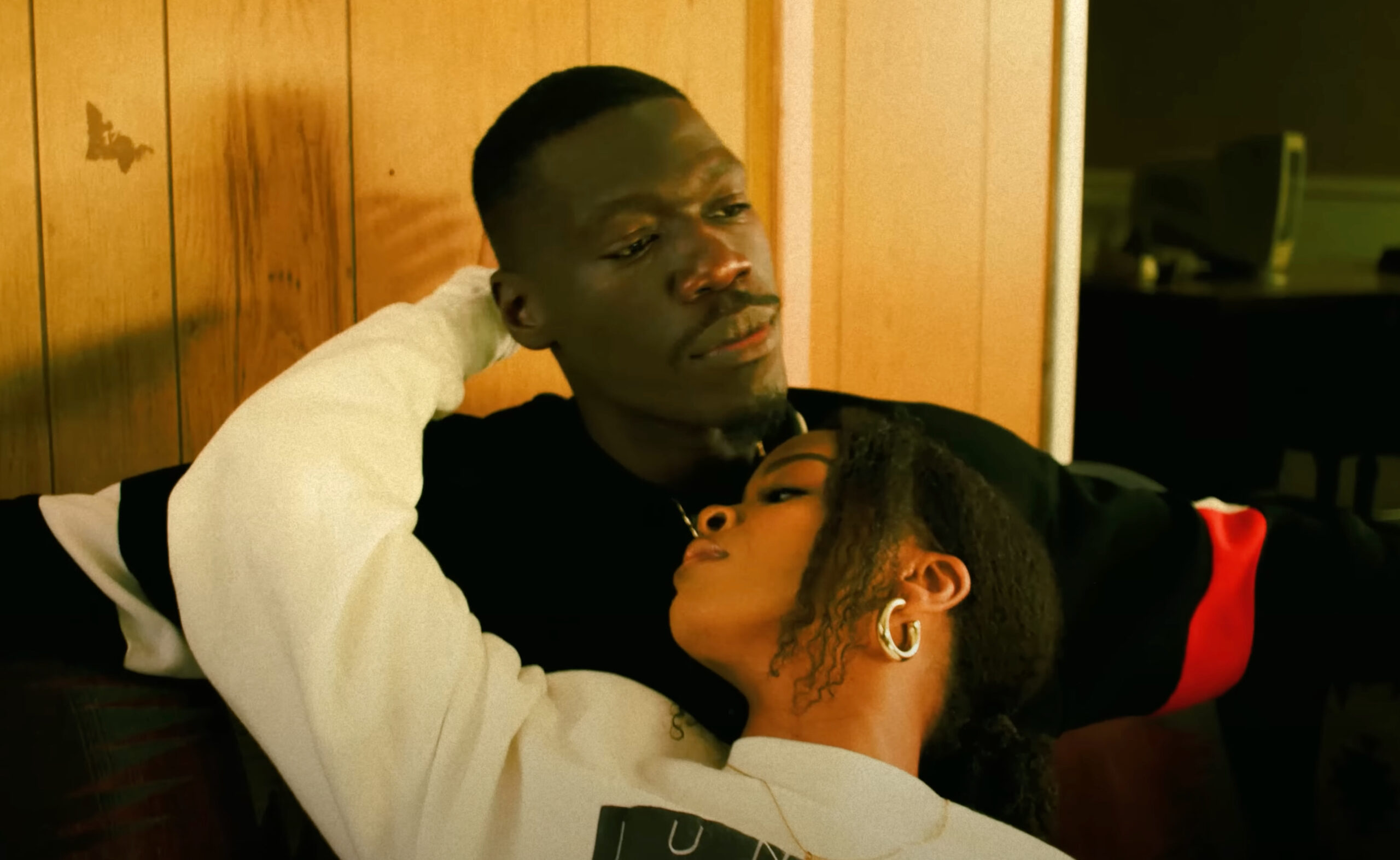 Foggieraw Feat. Ari Lennox – “Stay Awhile” (Video)